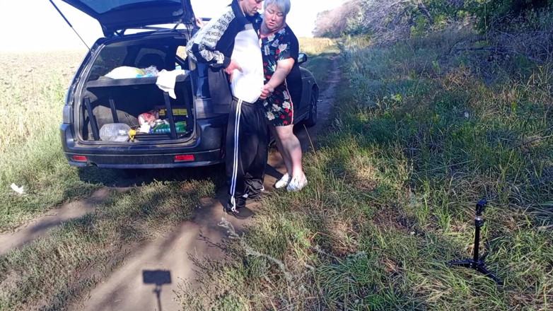 Zona901: Mama vitregă îmi ține pula în timp ce mă piș și apoi ia muie