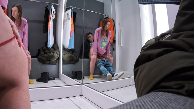 Addy Broke: Sex na veřejnosti v obchodě - kouření v šatně