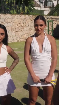 Lezbolar Alexis Crystal ve Black Angel ile azgın bir üçlü sikiş