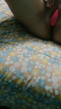 Tombul orta yaşlı seksi kadın klitorisini ovuyor ve amını ıslatıyor