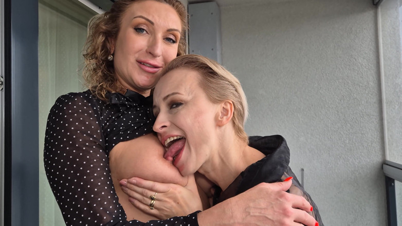 Wanilianna: Lesbo con lesbiche con le calze nella calore