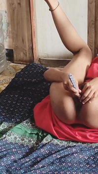 Desi Bhabhi Shivani Onanerar i Röda Saree.