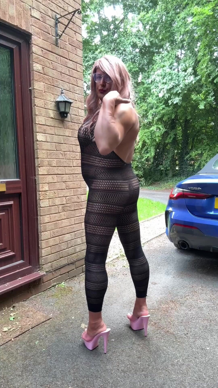 Kellycd2022: Travestit sexy Kellycd2022 în costum negru sexy și tocuri