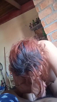 Soused vytáhne ptáka, aby mu vykouřila