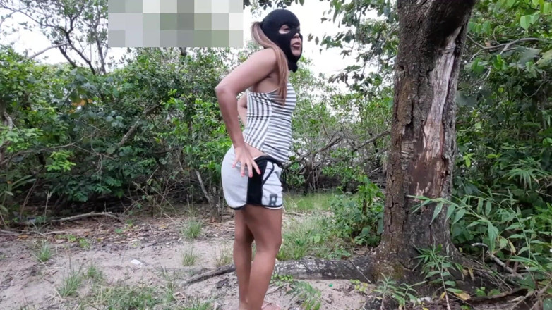 Novinha Insaciavel: Curvă care ia muie pe plajă și își dă curul
