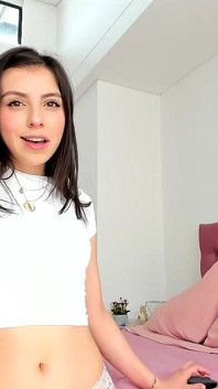 Мила Аліса, гарненька латиноамериканська повія, любить лупцювати свою дупу і відкривати її для вас. Вона хоче бачити, як ти кінчаєш