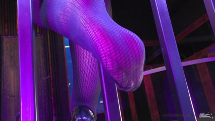 Mistress Legs: 발에 노예에게 먹이주는 펨돔 여주인