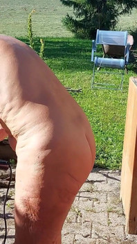 Büyükanne Bahçesinde Çıplak Çalışıyor!