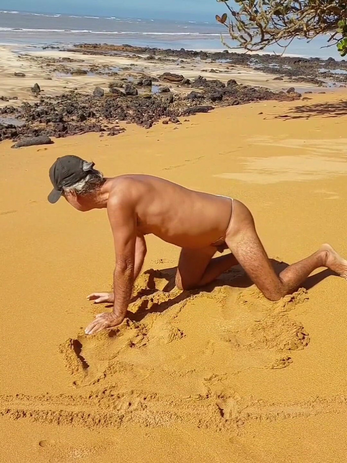 Ladysilvas: LadySilva кроссдрессер показывает свою горячую задницу в трусиках на пляже