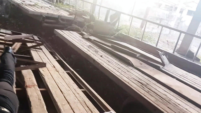 RedLili: 年长的家伙操一个娇小的变性人妹