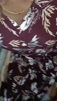 Horney bhabhi vui chơi với bạn cùng phòng của cô ấy trong bồn tắm