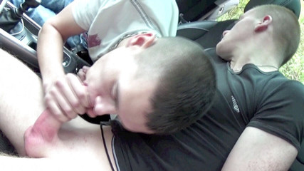 Crunch Boy: Gay mengisap temannya yang lurus di mobilnya