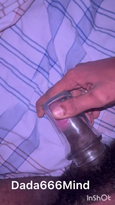 Zingaa: Индийский паренек мастурбирует стеклянной банкой