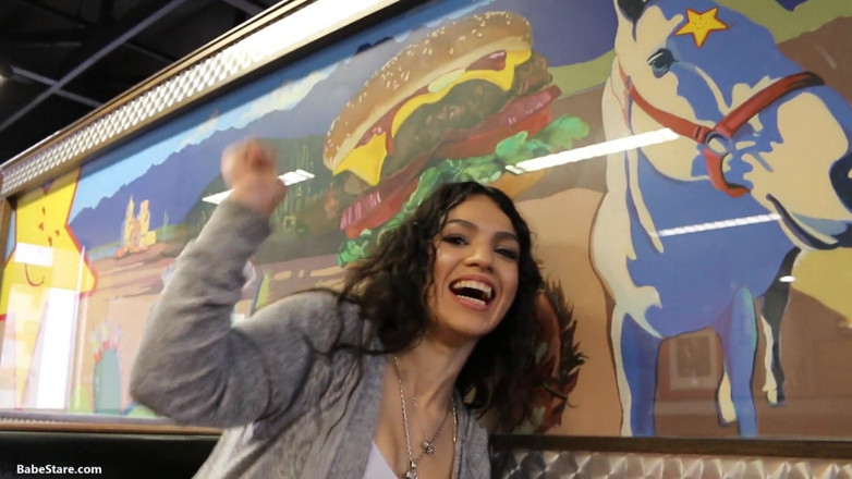 Babe Stare: O întâlnire sexy în Burger cu Tia!