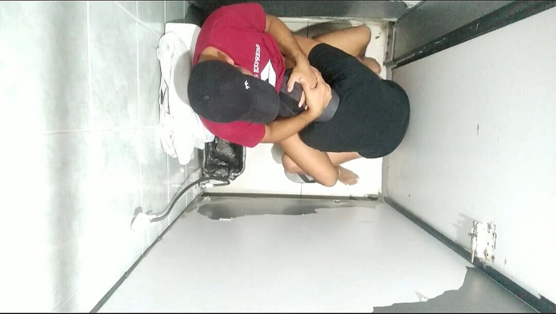 MiguellTrajano: Preñada a pelo en baño público - parte 1