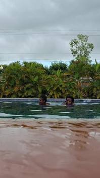Cewek sange ini dientot habis-habisan sampai orgasme dua kali di kolam renang