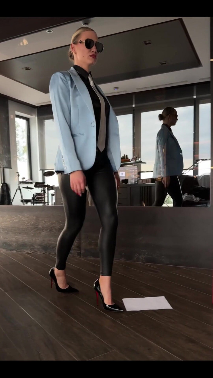 Angel The Dreamgirl: Ladyboss traci kontrolę