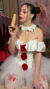 Horny Clown Girl Ellise Sneaks Into the Bedroom and Plays Until She Explodes