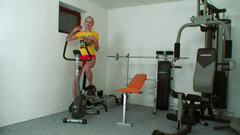 School Reunion: Roztomilá teenagerka zkouší péro kamaráda svého dědečka