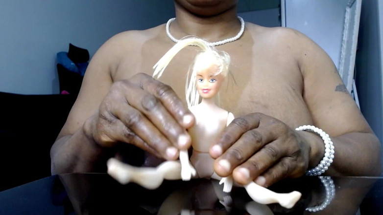 Maeling: Drobná podvádějící děvka drcení prsou