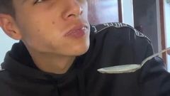 Andres ZP: Andreszp najde další použití pro jahody a hustou smetanu