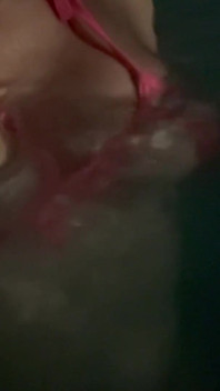 Artemisia love sexy micro bikini en el jacuzzi tarde en la noche