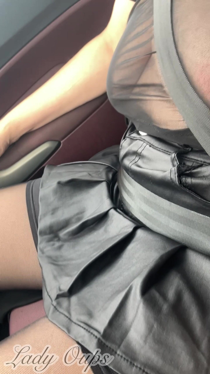 Lady Oups: Ciorapi din piele și guler de curvă