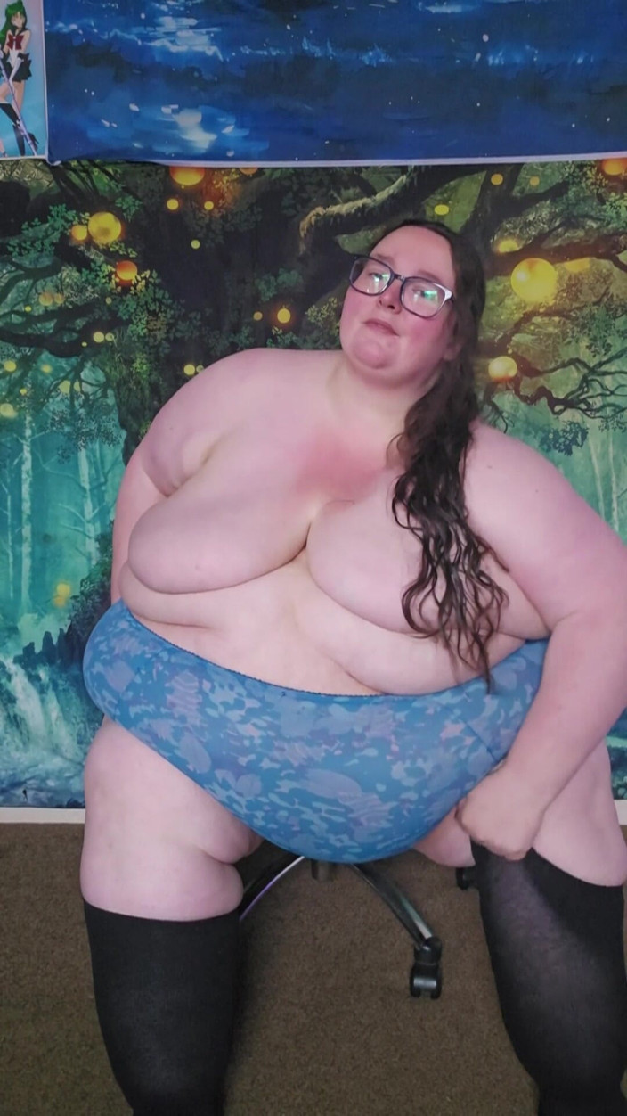 SSBBWLadyBrads: สาวตัวใหญ่สวยใส่เสื้อผ้าหลังอาบน้ํา