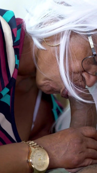 Une mamie noire au gros ventre se fait étirer tous les trous par une grosse noire