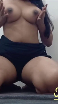 Sana, desi musulmane indienne pulpeuse, joue avec sa chatte mouillée à la maison, meilleure vidéo de doigtage