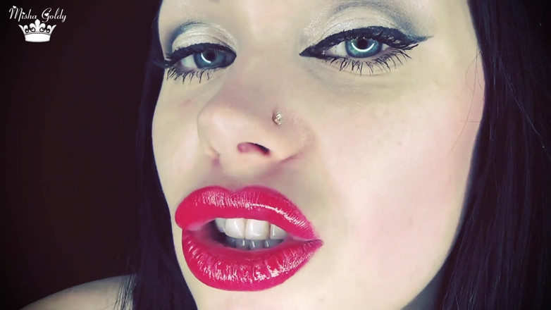 Goddess Misha Goldy: 私の赤いキスは、クリップで私の顔に射精します!しかし、これは実生活の弱虫の男の子では決して起こりません!