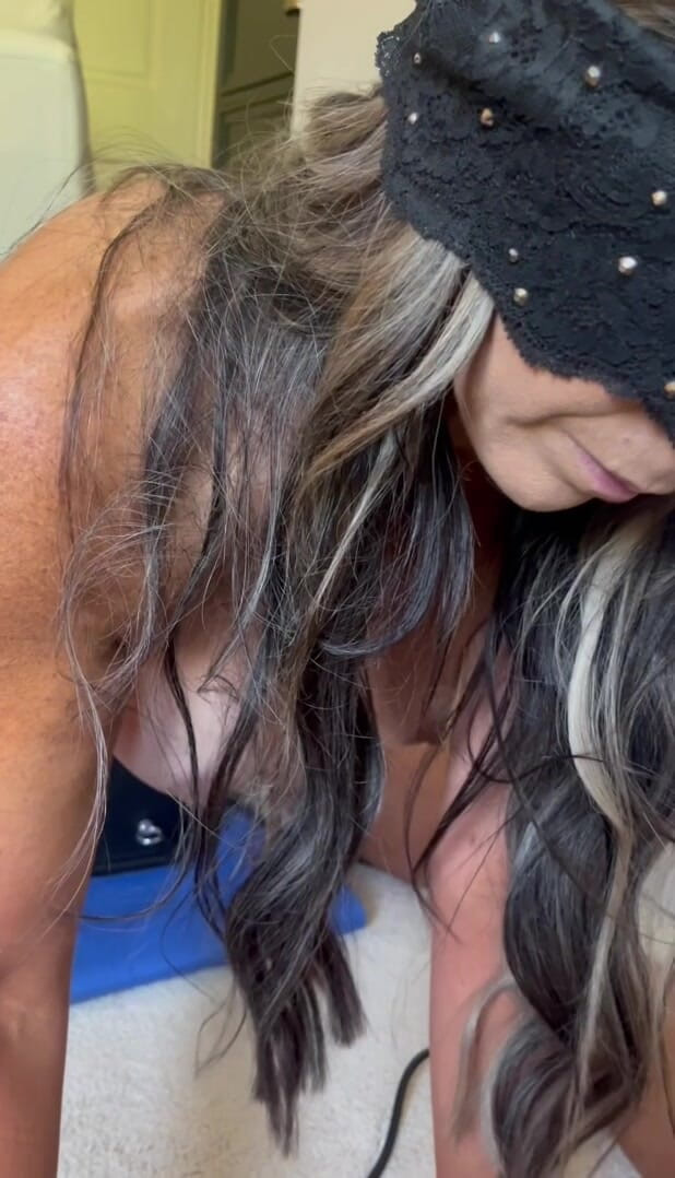 PawgWifeandHubby: मोटी गांड वाली गोरी पत्नी लंड की सवारी कर रही है और चुदाई मशीन पर तीव्र चरमसुख पा रही है