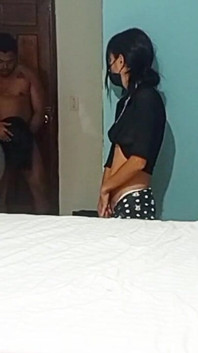 Sıska üvey kız kardeşim orta yaşlı seksi üvey annemi sikmemi izliyor