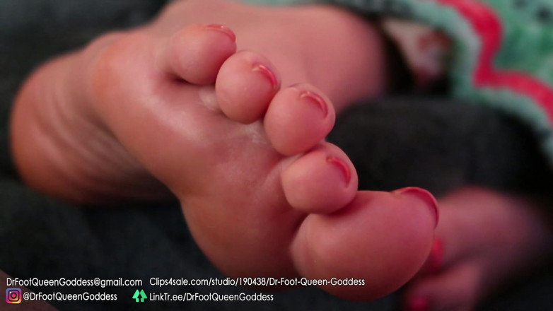 Dr. Foot Queen Goddess: Relaxando solas no sofá parte 2