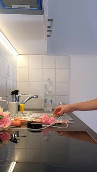 Sexy a roztomilá kráska ve svém společném pokoji si svléká kalhotky a ukazuje oholenou kundičku a velký zadek