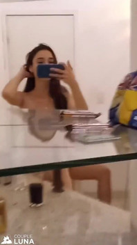 苗条少女把她的屁股给了她的男朋友