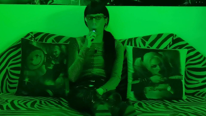 Beth Kinky: นางเงี่ยนสูบบุหรี่ไลฟ์สด