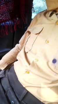 Transvestã¤t in brauner college-mädchen-uniform