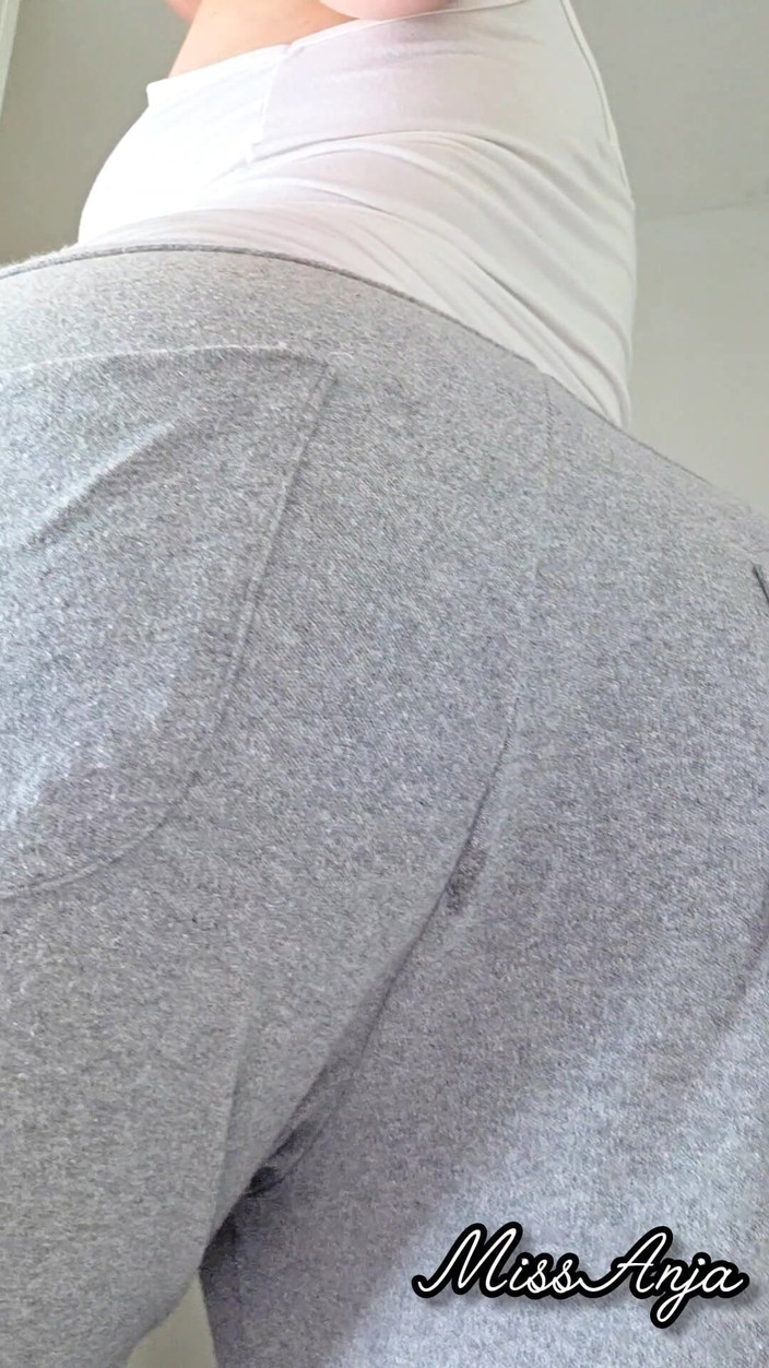 MissAnja_FH: Verschwitzte laute in meiner grauen trainingshose