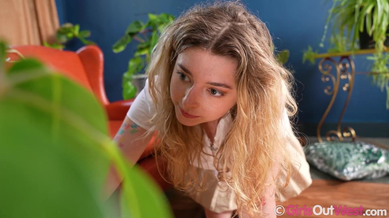 Girls Out West: Blonda drăguță cu țâțe mici își udă plantele și se masturbează atingând orgasme...