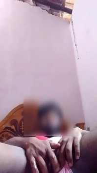 Yatılı okulda, kız kardeşinin sütyenini giyerek eğleniyor