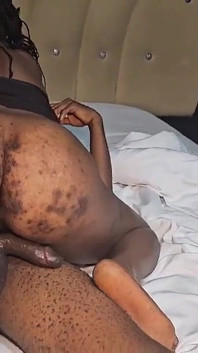 Curvă perversă din ghetou de la curvele din Africa are parte de pulă mare și neagră