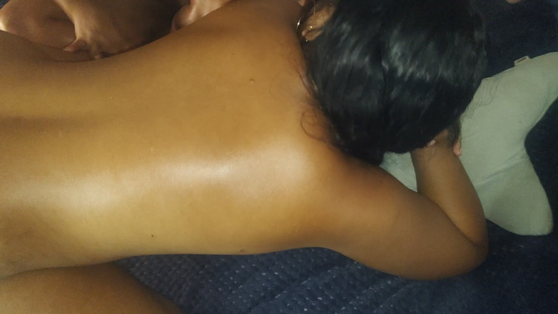 LiL Latin Goddess: リル・ラティーナが継父のためにお尻を準備する