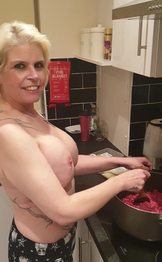 SkylerSquirt: Domů po náročné práci, tak proč ne udělat vaření nahoře...