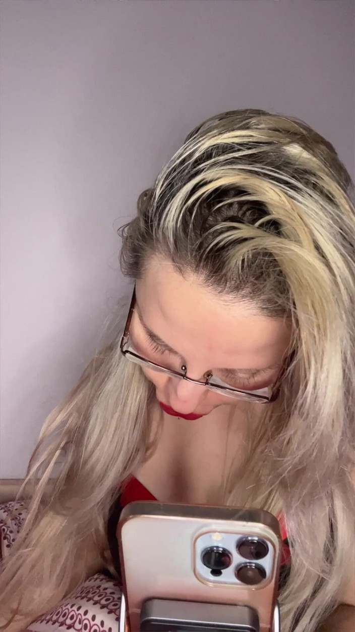 FinDom Goaldigger: Cum vrei să-ți arăt ochelarii mei mari?