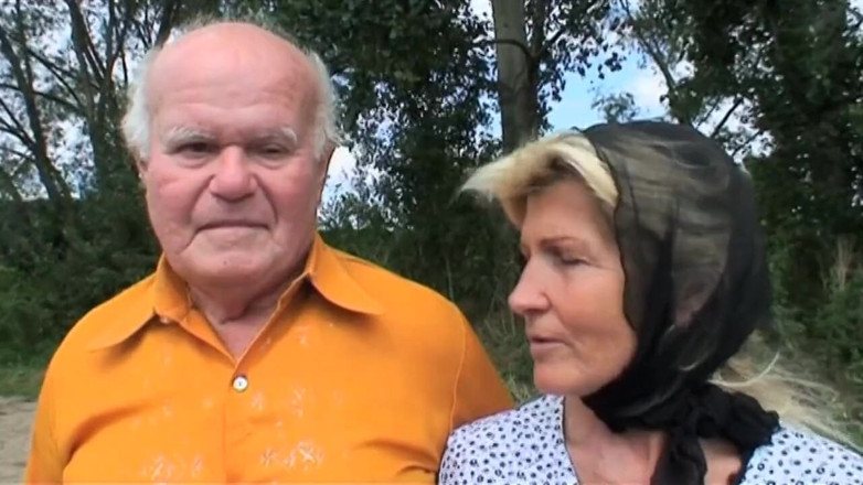 Old PIGS XXX: Paskudna blondynka nastolatka wysiada na widok starej pary ruchającej się