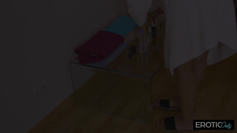 MILFFreaksX: Turkish Apprentice Accidentally Massages His Penis