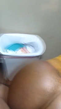 Une salope noire à gros cul se fait baiser dans la cuisine