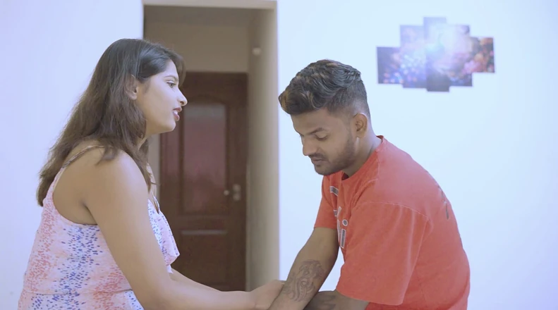 Desi Maal studios: Awek cantik India menjemput teman lelakinya untuk seks kali pertama...