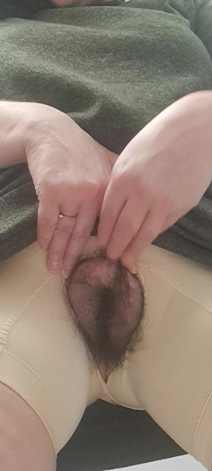 Mommy big hairy pussy: Ibu menarik vaginanya yang gemuk keluar dari lubang di seluar...